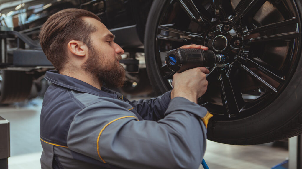 Revisão de Carro sendo feita por profissional