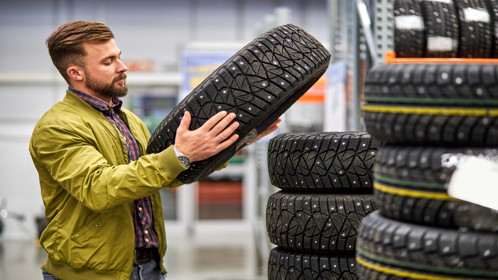 homen escolhendo os pneus para sua caminhonete