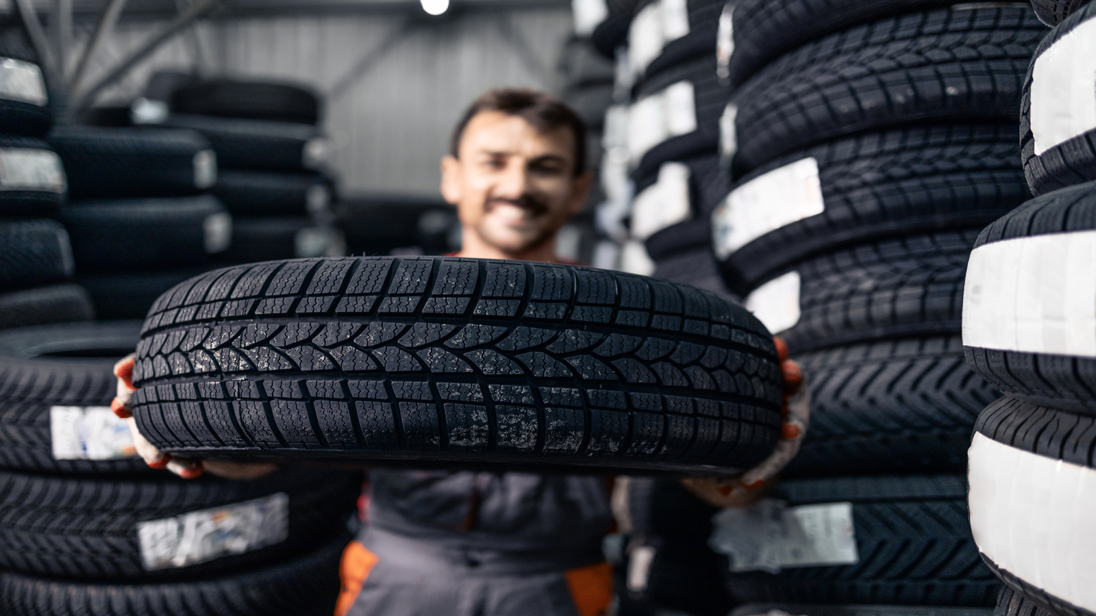 vendedor mostrando Orçamento de Pneus