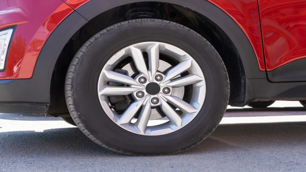 foto de carro vermelho lateral focado no Pneu aro 18