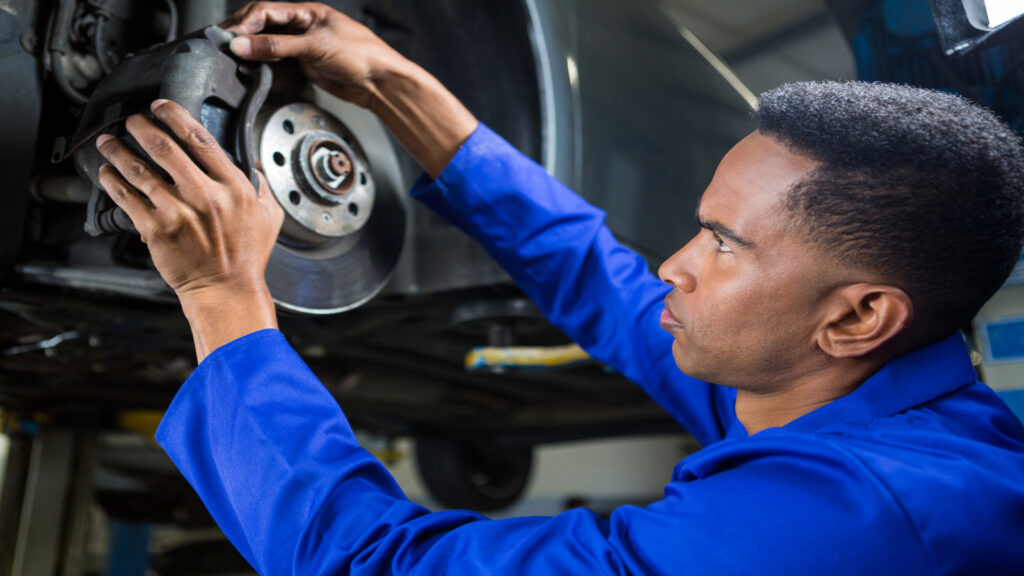 mecanico verificando carro com possiveis Problemas no freio